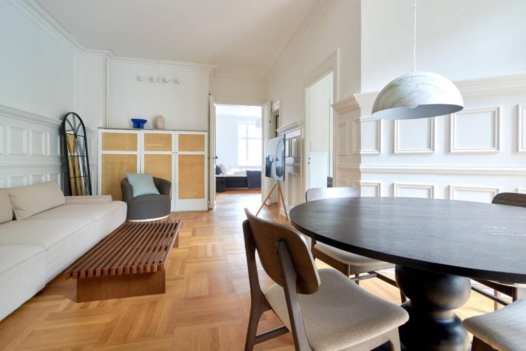 קופנהגן Spacious 3 Bedroom Manor Flat Next To Tivoli מראה חיצוני תמונה