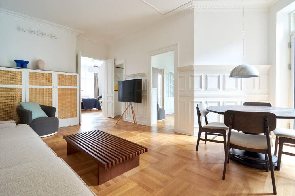 קופנהגן Spacious 3 Bedroom Manor Flat Next To Tivoli מראה חיצוני תמונה