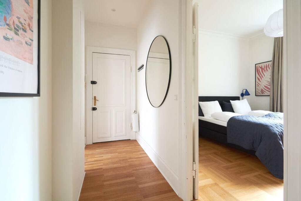 קופנהגן Spacious 3 Bedroom Manor Flat Next To Tivoli מראה חיצוני תמונה