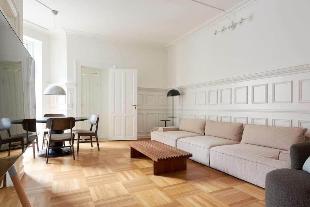 קופנהגן Spacious 3 Bedroom Manor Flat Next To Tivoli מראה חיצוני תמונה
