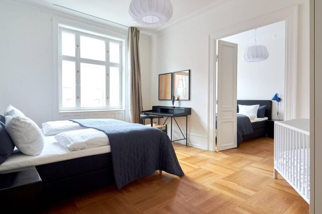 קופנהגן Spacious 3 Bedroom Manor Flat Next To Tivoli מראה חיצוני תמונה